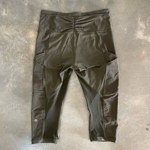 Lululemon Women’s Army Green Capri Leggings Pants Size 8 Gently Preowned